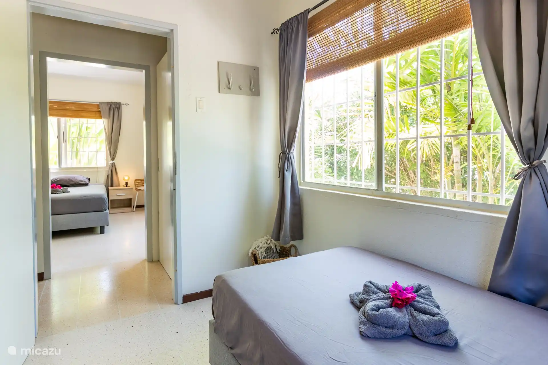 Lumineux et spacieux, grand placard de couloir pour toutes les valises