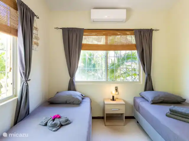 Villa Dushi Arembos, privézwembad 6p huren in Curaçao, Banda Abou (west), Grote Berg - villa Slaapkamer 2, superfijne boxpring bedden, ook als 2 persoons (KIngsize) te dekken