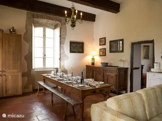 Location de Vacances France, Lot, Grezels, maison de vacances - Sirepêche La table à manger spacieuse