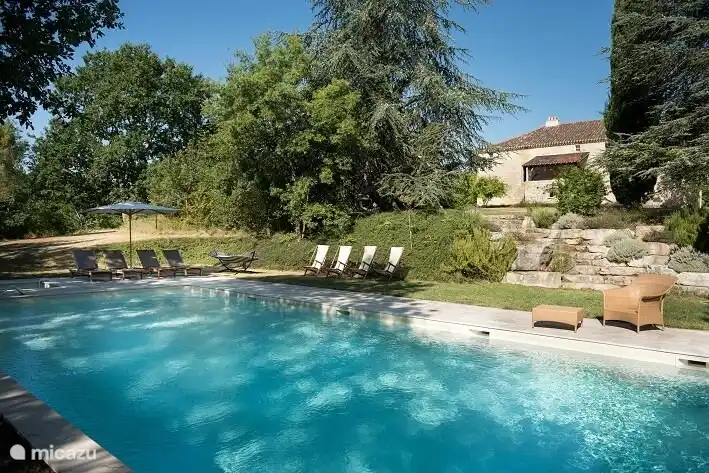 Das großzügige Schwimmbad