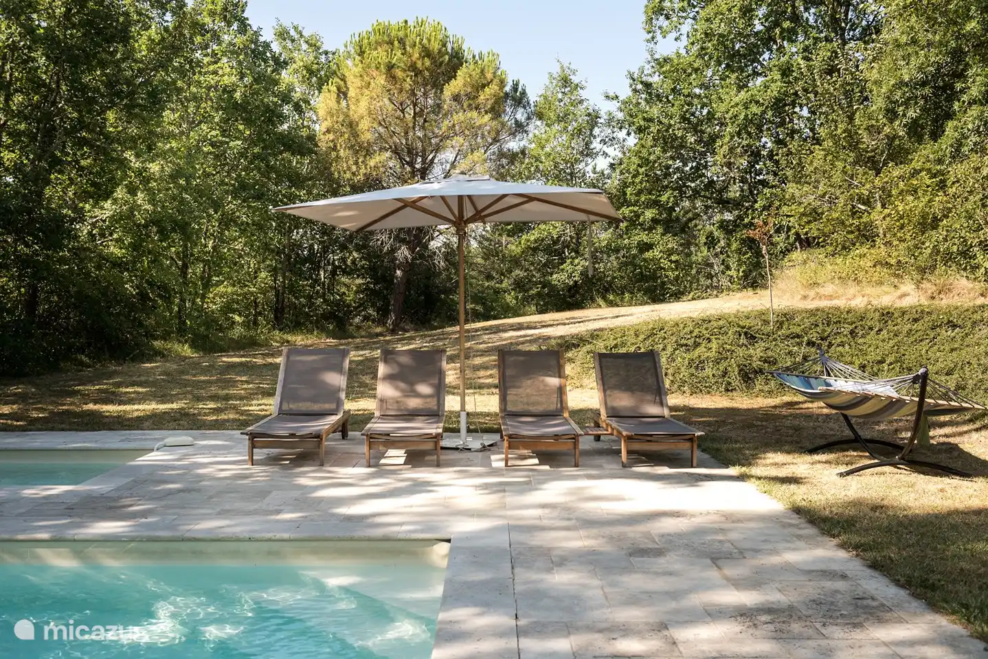 Sonnenliegen am Pool