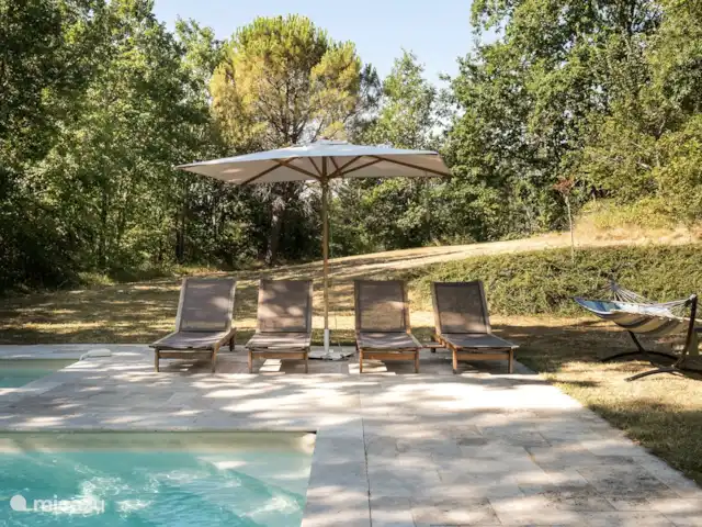 Location de Vacances France, Lot, Grezels, maison de vacances - Sirepêche Chaises longues au bord de la piscine