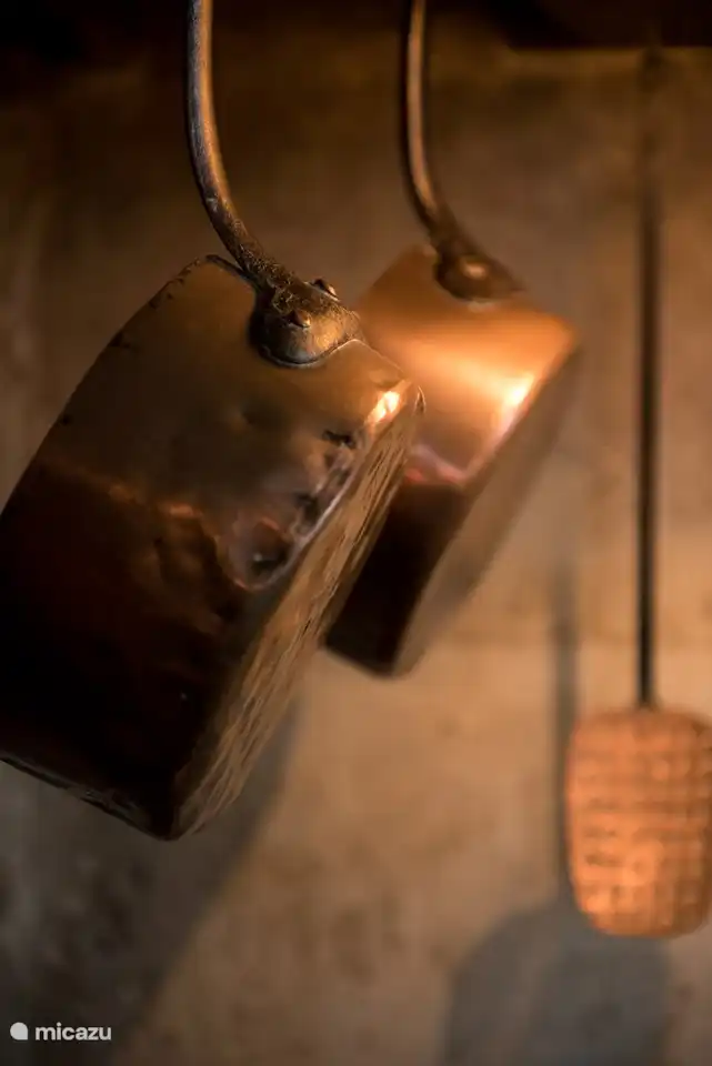 Pfannen in der Küche