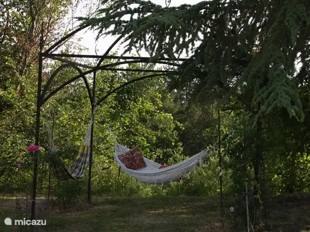 Location de Vacances France, Lot, Grezels, maison de vacances - Sirepêche Avec un livre dans un hamac