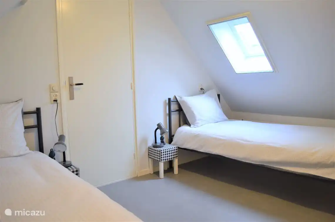 Zwei Einzelbetten im Schlafzimmer im Obergeschoss