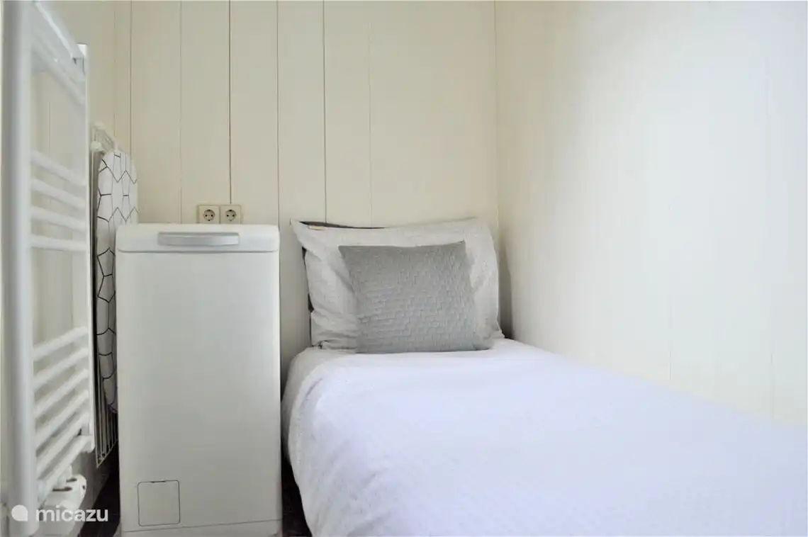 Hauswirtschaftsraum mit Waschmaschine und eventuell Zustellbett