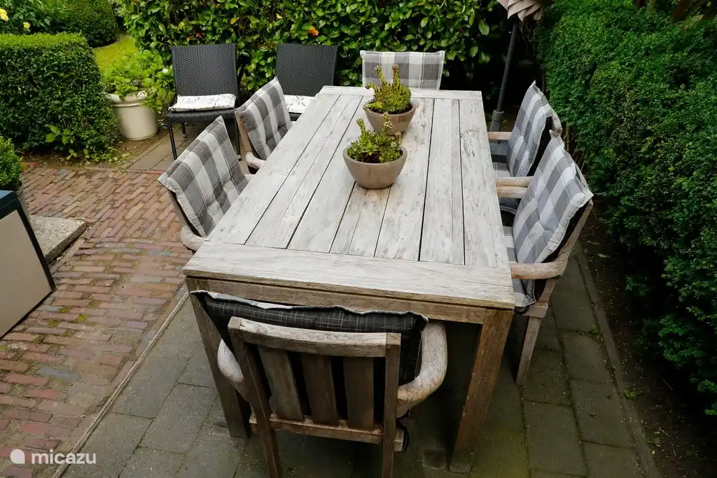 Terrasse mit Esstisch für sechs Personen