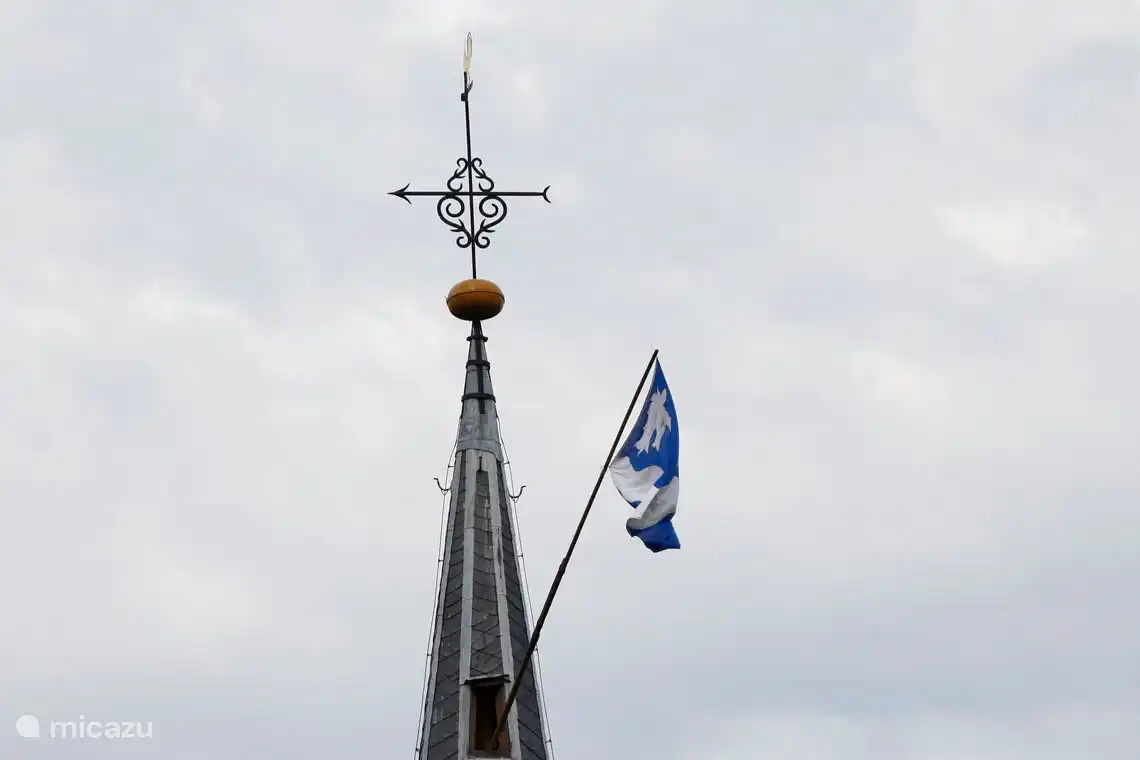 Kirchturm der Kirche auf dem Hügel in unserem Dorf Ee