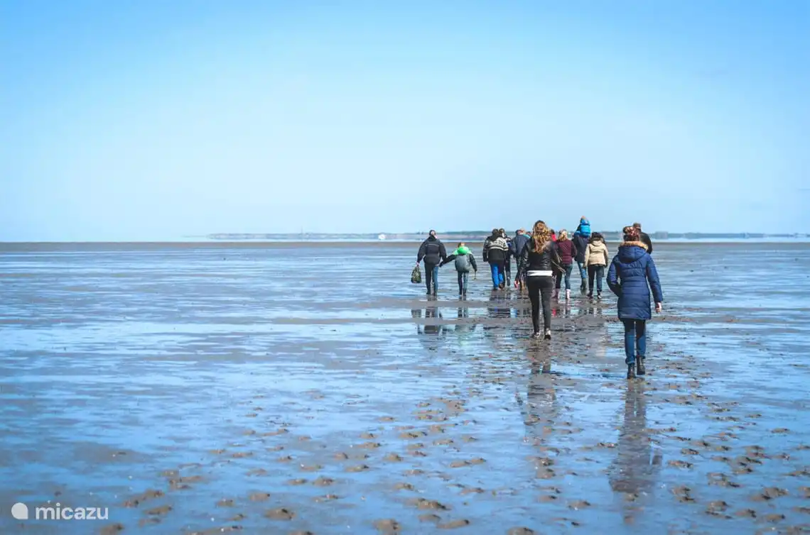 Unsere Familie wandern mit einer Gruppe