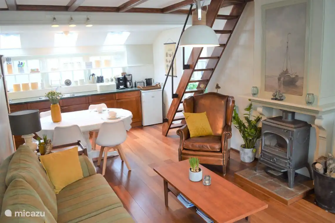 Wohnzimmer mit Küche