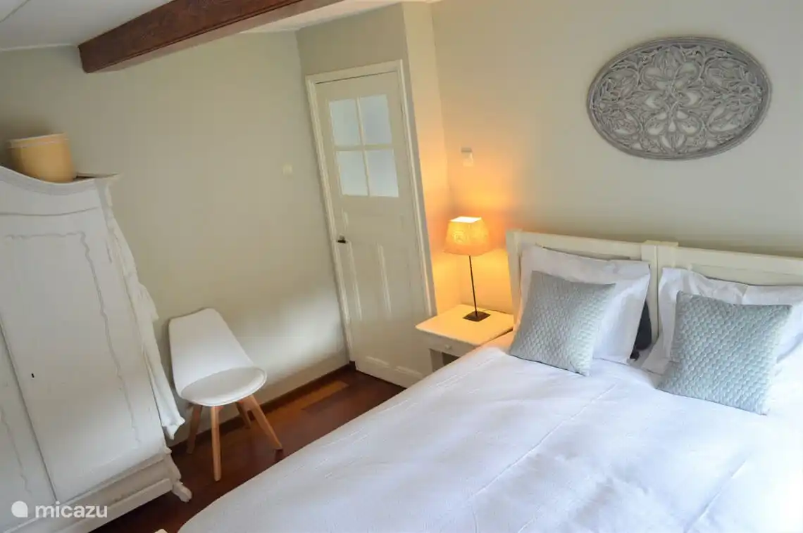 Schlafzimmer im Erdgeschoss mit Kleiderschrank