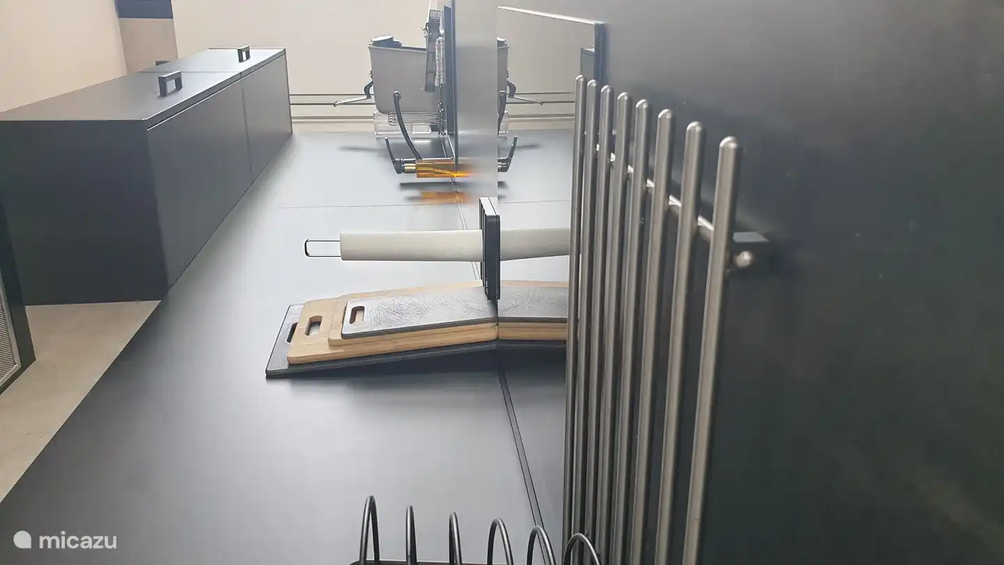 die mattschwarze Küche mit Induktionskochfeld