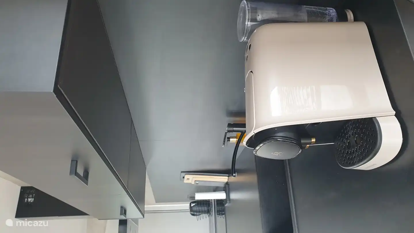In der Küche steht eine Nespresso-Maschine für leckeren Kaffee.