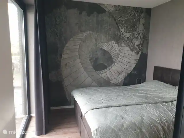 Vakantiewoning LLÝR huren in Nederland, Drenthe, Hoogeveen - bungalow Slaapkamer 2 ook deze slaapkamer kijkt uit op het water.