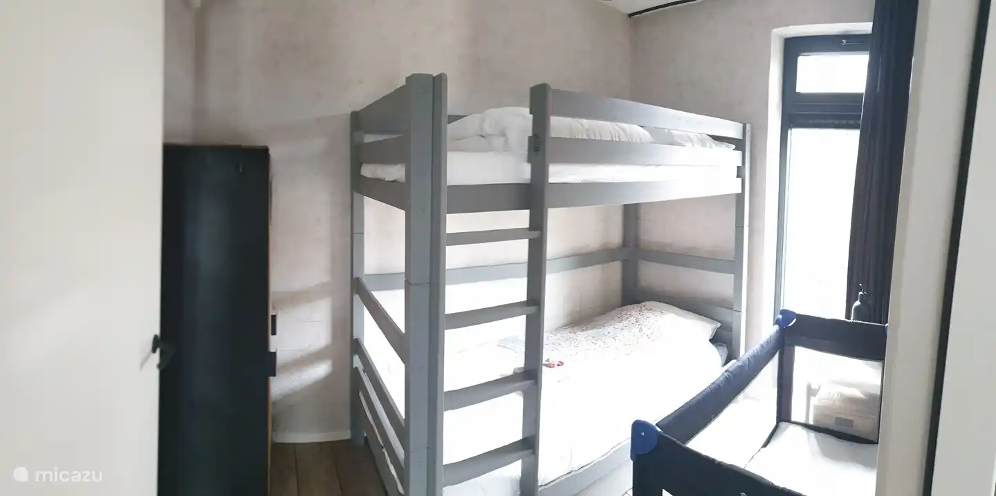 Schlafzimmer 3 mit Etagenbett und Klimaanlage in diesem Schlafzimmer.Ein Campingbett mit Bettwäsche und Decken und ein Hochstuhl ist ebenfalls im Haus vorhanden.