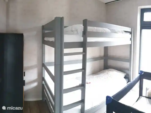 Vakantiewoning LLÝR huren in Nederland, Drenthe, Hoogeveen - bungalow Slaapkamer 3 met een Stapelbed en er is ook Airco in deze slaapkamer
Een campingbedje met lakens en dekens en een kinderstoel is ook aanwezig in de woning.