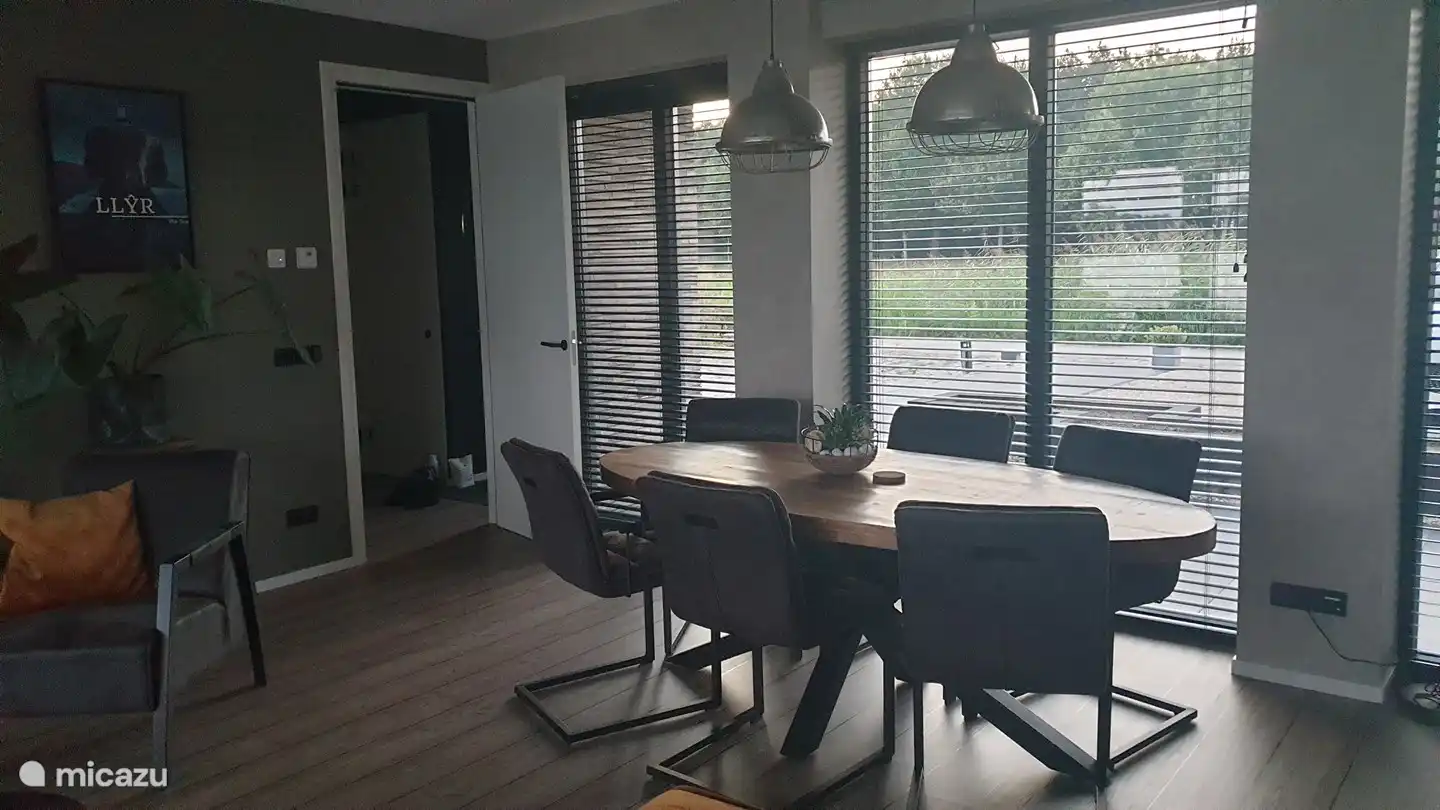 Blick vom ovalen Esstisch auf die Kanalseite