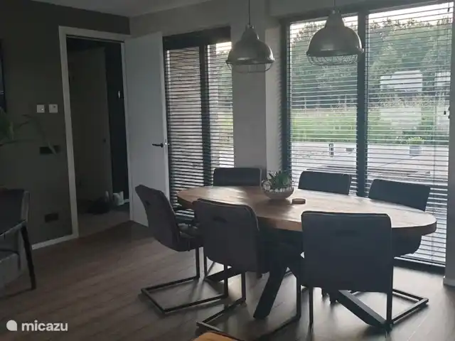 Vakantiewoning LLÝR huren in Nederland, Drenthe, Hoogeveen - bungalow Vanaf de ovale eettafel uitzicht naar de Kanaalzijde
