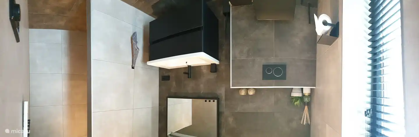 Badezimmer mit Toilette und Waschbecken