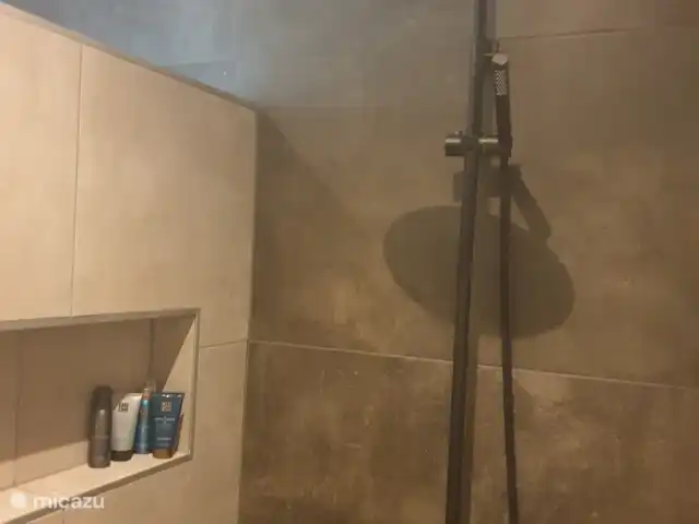 Vakantiewoning LLÝR huren in Nederland, Drenthe, Hoogeveen - bungalow een Heerlijke Regendouche in de badkamer.