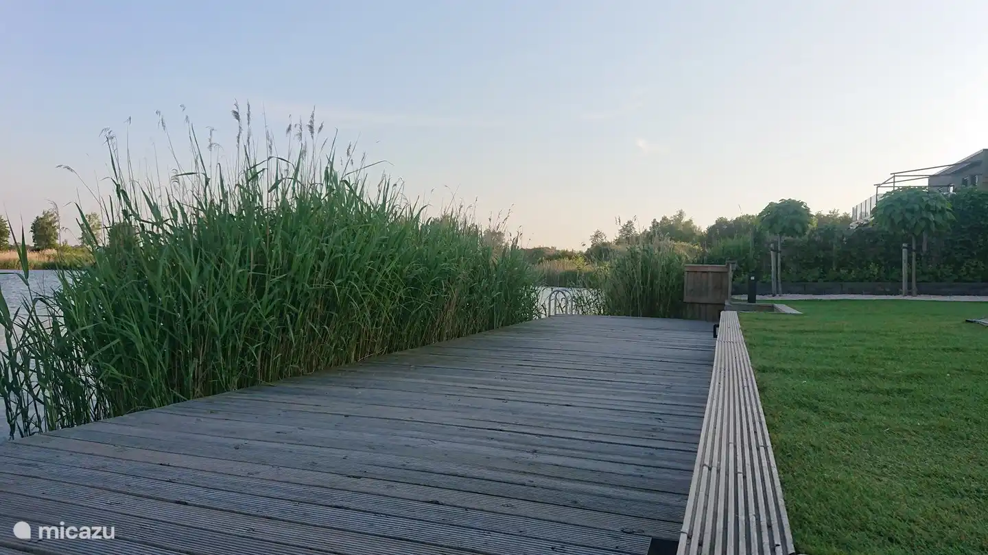 Das Haus verfügt über eine schöne, geräumige Terrasse.