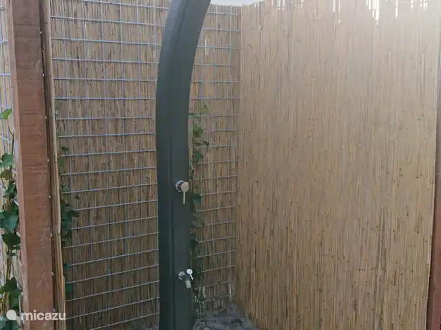 Vakantiewoning LLÝR huren in Nederland, Drenthe, Hoogeveen - bungalow De buitendouche deze wordt verwarmd door middel van Zonnecellen.