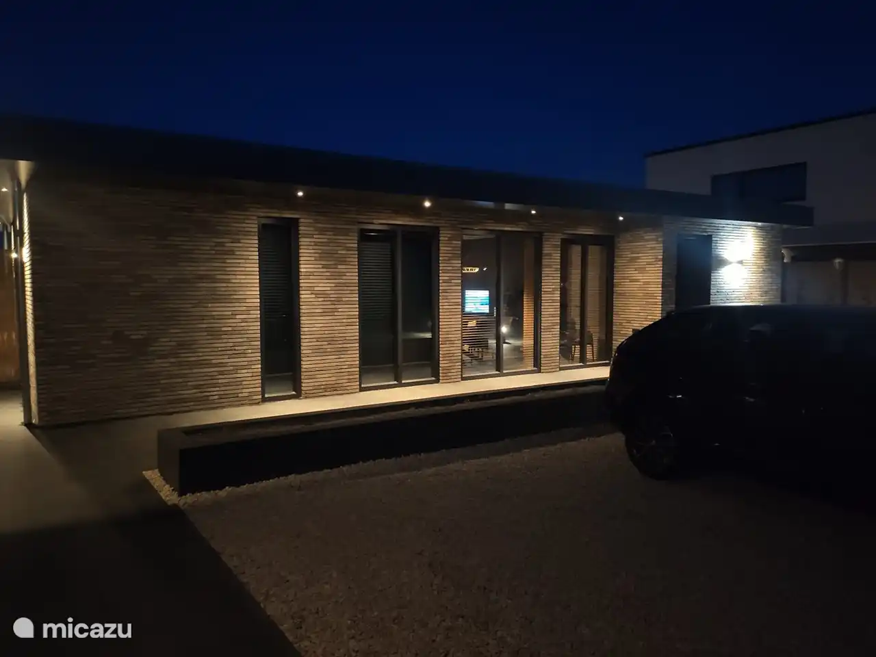 Sobald es dunkel wird, ist das Haus komplett beleuchtet.