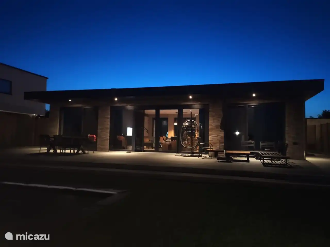 Rund um das ganze Haus sind Strahler in den Überhang eingebaut. Genießen Sie bis spät in die Nacht.