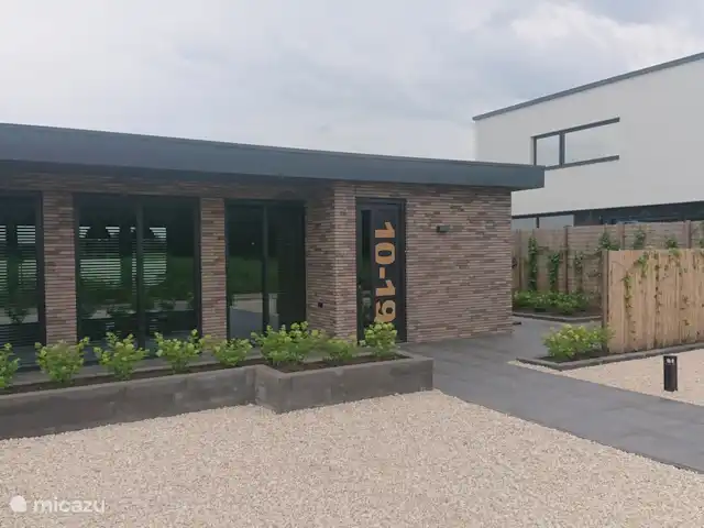 Vakantiewoning LLÝR huren in Nederland, Drenthe, Hoogeveen - bungalow De voorkant van de woning waar 3 auto's kunnen staan.