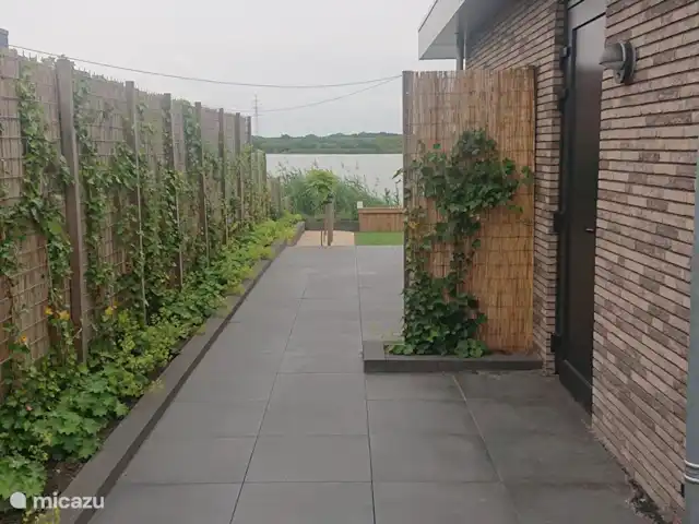 Vakantiewoning LLÝR huren in Nederland, Drenthe, Hoogeveen - bungalow De andere zijkant van de woning van de berging zich bevind en veel groen.