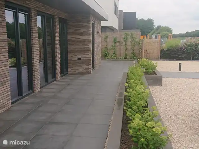 Vakantiewoning LLÝR huren in Nederland, Drenthe, Hoogeveen - bungalow De planten groeien mooi zodat de tuin er natuurlijk aan doet.
