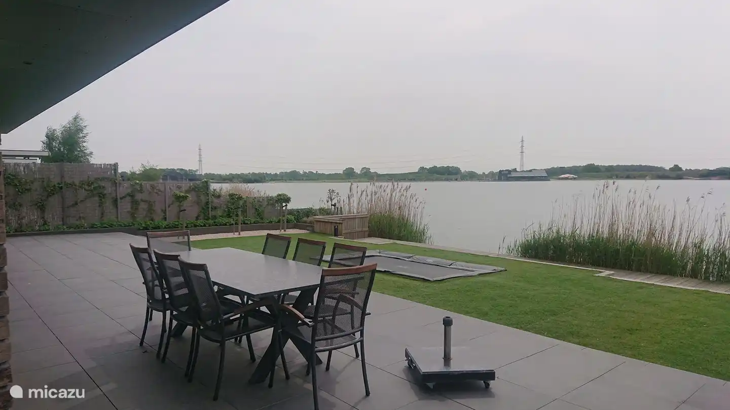 Ein schöner Blick über den Freizeitsee von der Terrasse