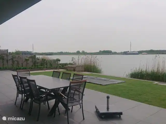 Vakantiewoning LLÝR huren in Nederland, Drenthe, Hoogeveen - bungalow Een prachtig uitzicht over de recreatieplas vanaf het terras