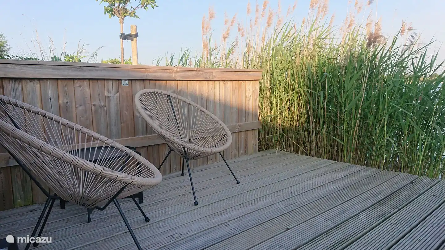 Setzen Sie sich eine Weile entspannt auf das Deck