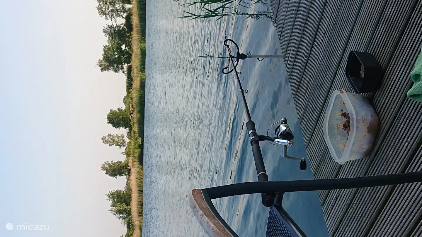 Genießen Sie das Angeln auf dem Deck. 
BITTE BEACHTEN SIE, DASS DAS KARPFENANGELN NICHT ERLAUBT IST!