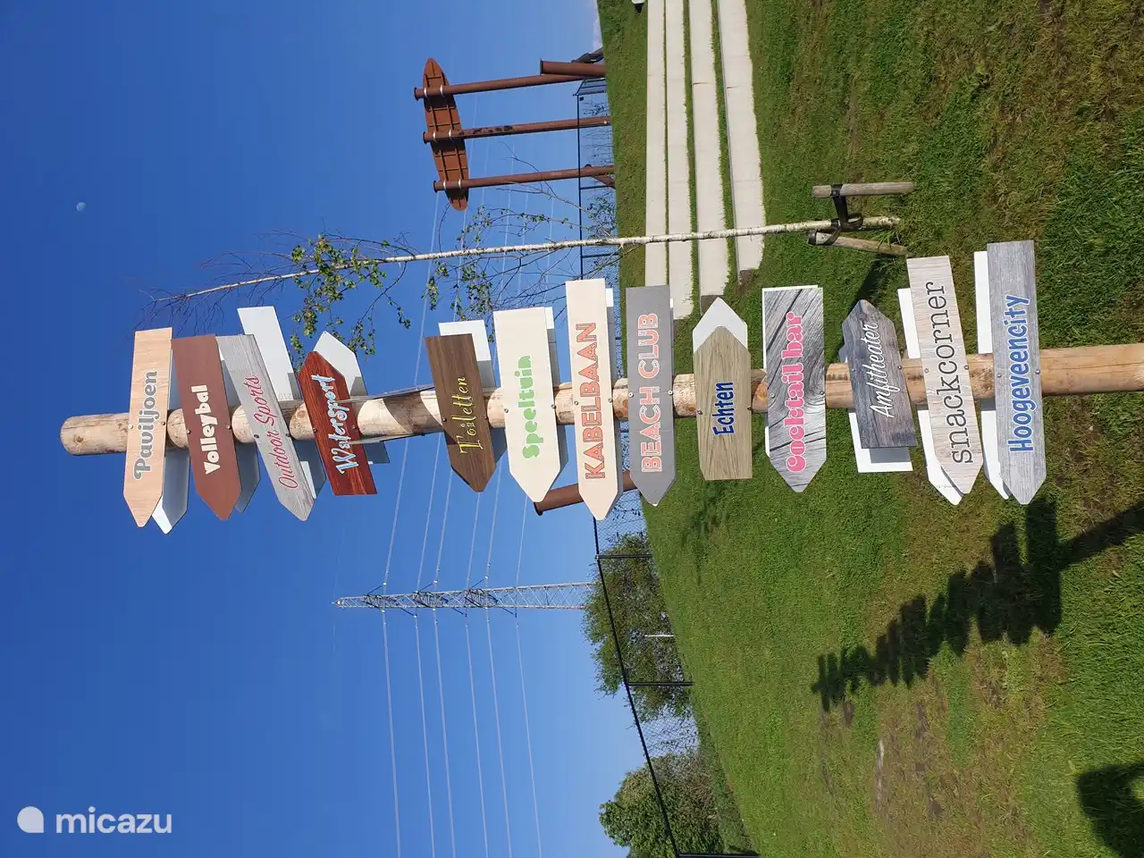 Auf der anderen Seite des Wassers befindet sich Paviljoen Nijstad für ein köstliches Mittagessen, Getränk oder Abendessen. Hier gibt es auch einen Nijstad-Strand mit einem Spielplatz mit Seilbahn und Outdoor Nijstad mit Teamaktivitäten wie Bogenschießen, E-Chopper, SUPs, Tretboote und vieles mehr.