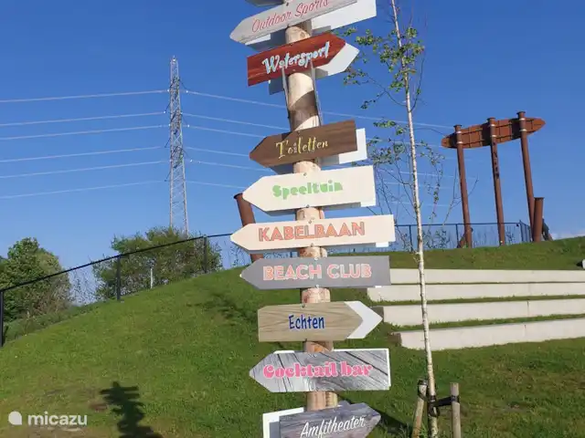 Vakantiewoning LLÝR huren in Nederland, Drenthe, Hoogeveen - bungalow Aan de overkant van het water bevindt zich Paviljoen Nijstad voor een heerlijke lunch, borrel, of diner. Ook hebben ze hier een strand Nijstad met een speeltuin met kabelbaan en Outdoor Nijstad met Teamactiviteiten o.a. Boogschieten, E-Choppers, Sups, waterfietsen en nog veel meer.