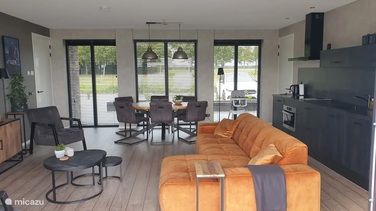 Schönes Interieur des Bungalows