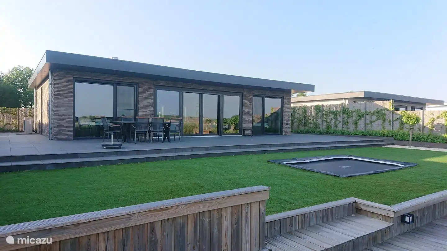 Und wenn die Kinder wach sind, springen sie natürlich auf das große Trampolin und die Eltern können sie vom Bett aus im Auge behalten. Das ist ein wunderbarer Urlaub.