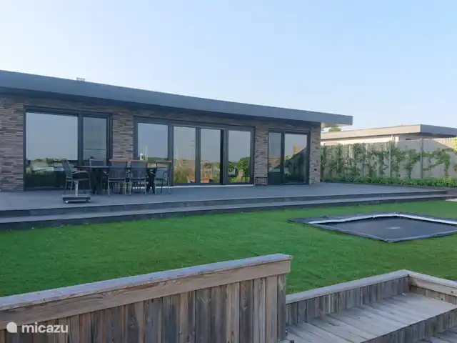 Vakantiewoning LLÝR huren in Nederland, Drenthe, Hoogeveen - bungalow En als de kinderen wakker zijn dan gaan die natuurlijk Springen op de grote trampoline en kunnen de ouders ze vanuit bed in de gaten houden.  Dat is toch heerlijk vakantie vieren.