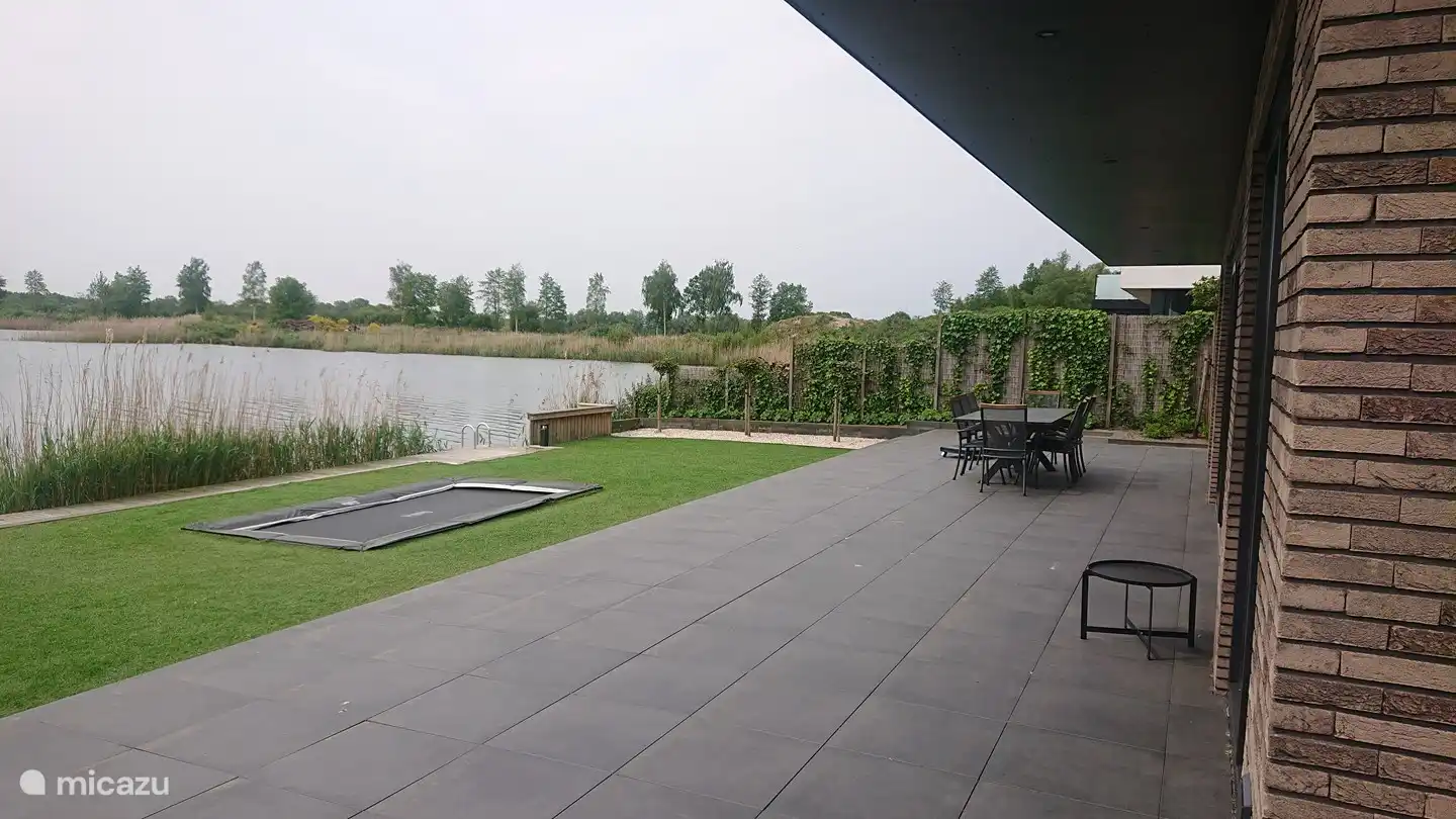 Frühstück, Mittagessen oder ein schönes Glas Wein auf der Terrasse am großen Tisch genießen, das können Sie bei diesem Ausblick genießen.