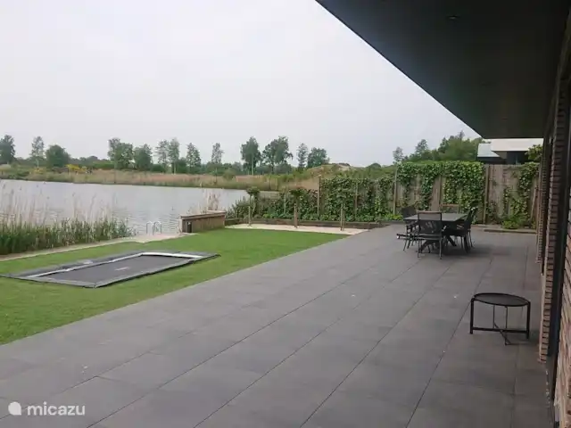 Vakantiewoning LLÝR huren in Nederland, Drenthe, Hoogeveen - bungalow Heerlijk op het terras aan de grote tafel ontbijten, lunchen of een lekker wijntje drinken, dat is toch genieten met dit uitzicht.