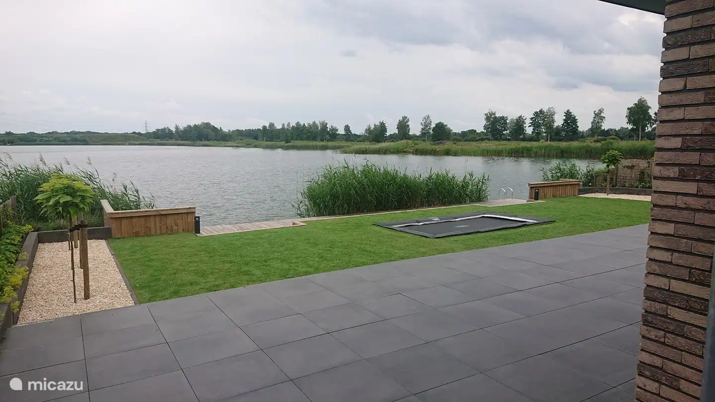 Wieder ein schöner Blick über das Wasser von der Seite des Hauses