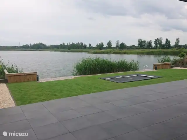 Vakantiewoning LLÝR huren in Nederland, Drenthe, Hoogeveen - bungalow Opnieuw een mooi uitzicht over het water vanaf de zijkant van de woning