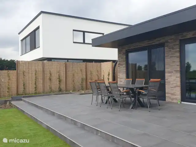 Vakantiewoning LLÝR huren in Nederland, Drenthe, Hoogeveen - bungalow Tuintafel met stoelen