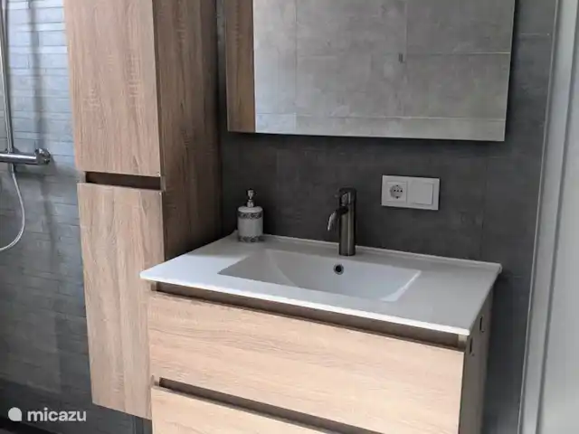 Villa Masha Danki huren in Curaçao, Curacao-Midden, Sint Michiel - villa Badkamer 1 met wastafel, inloop regendouche en toilet
