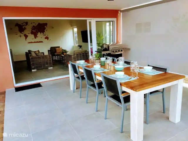 Villa Masha Danki huren in Curaçao, Curacao-Midden, Sint Michiel - villa Overdekt terras (porch) met windscherm, tuintafel en stoelen, gasBBQ en zicht op de 18-hole BlueBay Golf