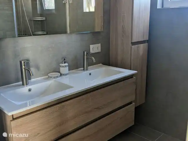 Villa Masha Danki huren in Curaçao, Curacao-Midden, Sint Michiel - villa Tweede badkamer met wastafel, regendouche en toilet.