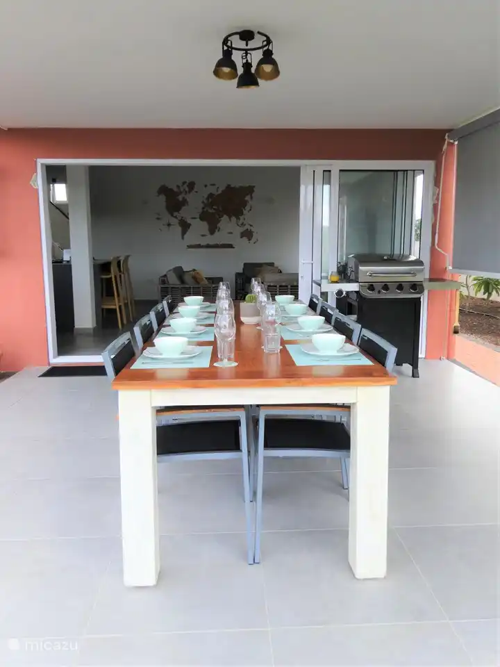 Terrasse mit Außentisch und Stühlen für 8