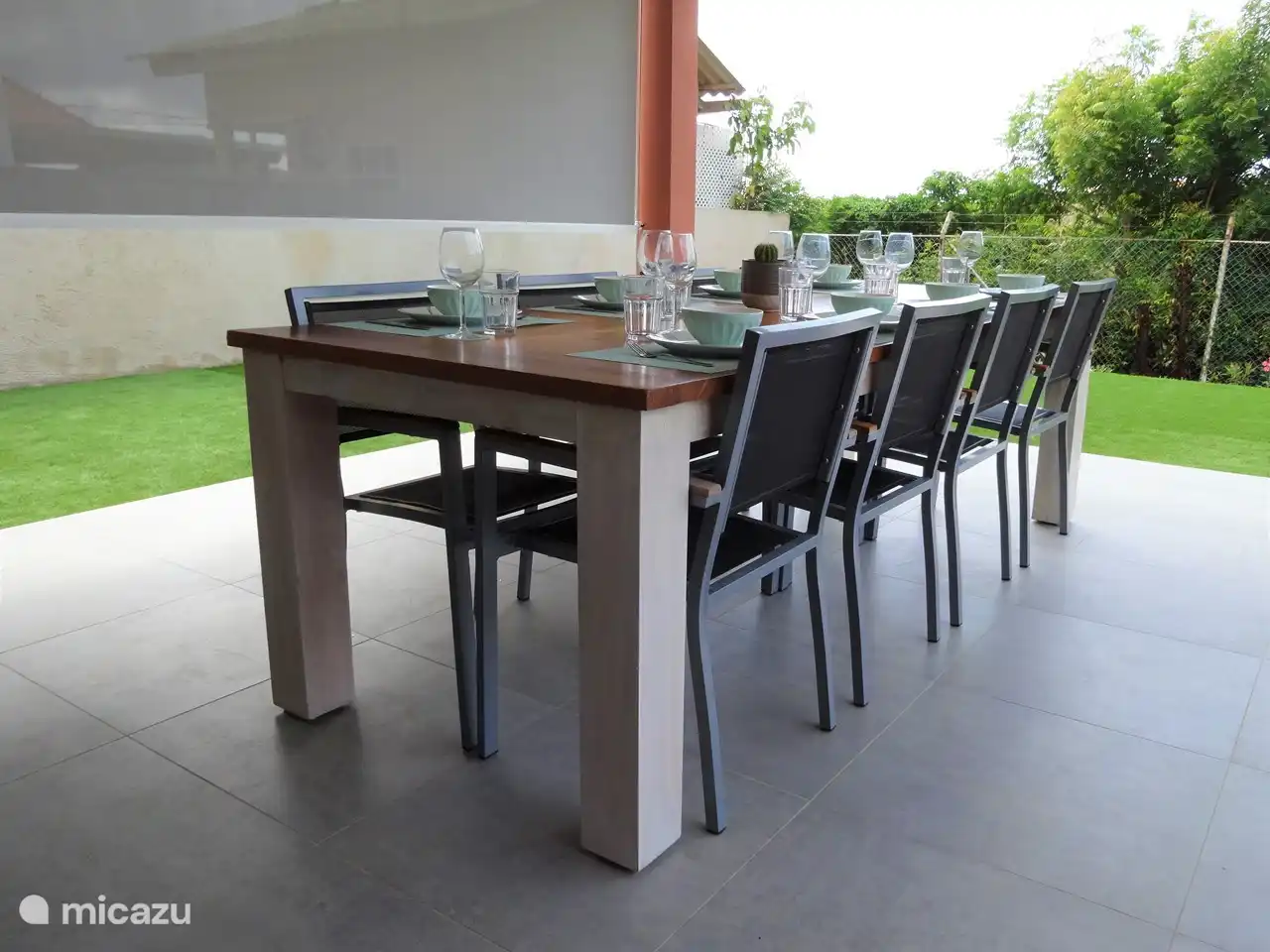 Terrasse mit Außentisch und Stühlen für 8